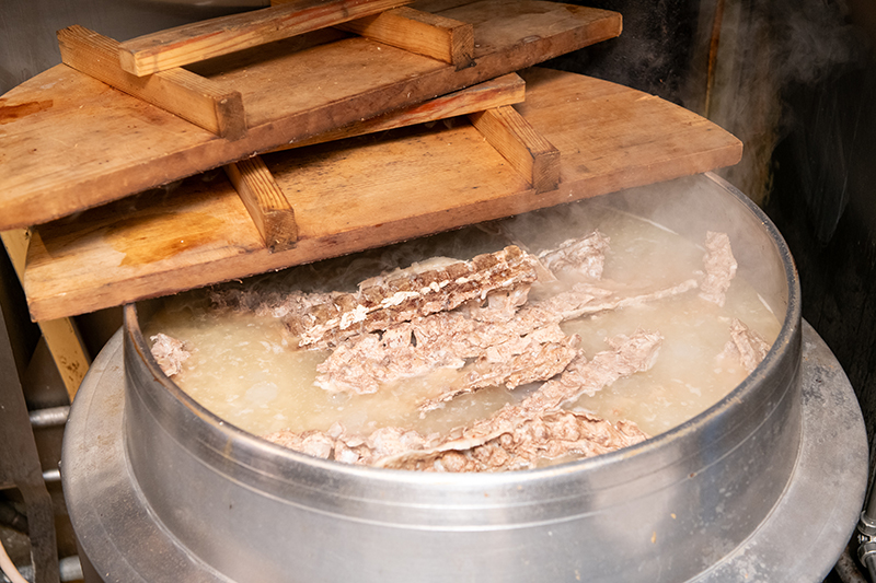 「釜炊き・醤油仕立ての白濁豚骨スープ」