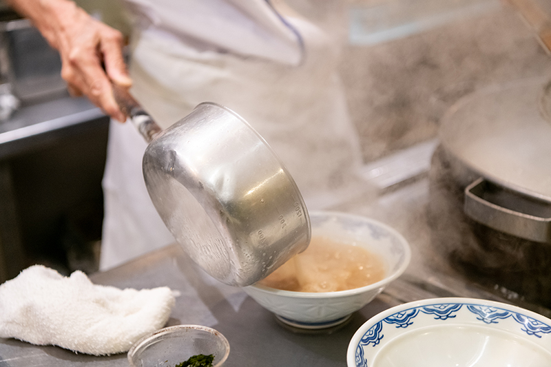 「釜炊き・醤油仕立ての白濁豚骨スープ」