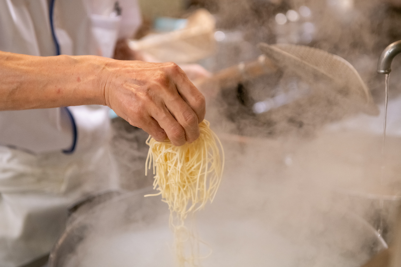 「平打ち極細麺」